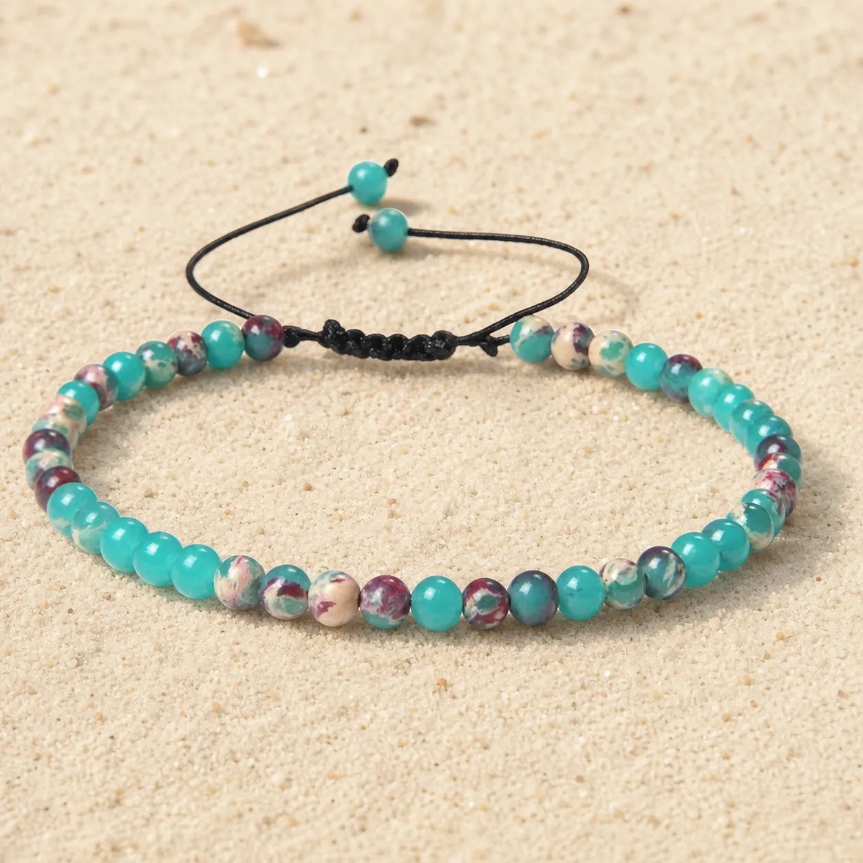 Turquoise Wave Boho Armband – Verstellbar, Handgemacht auf hellem Sand