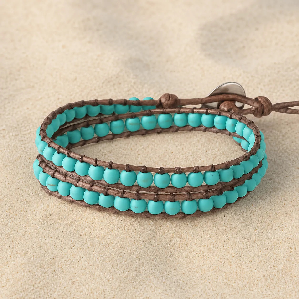Türkis Wickelarmband mit Natursteinperlen on light sand