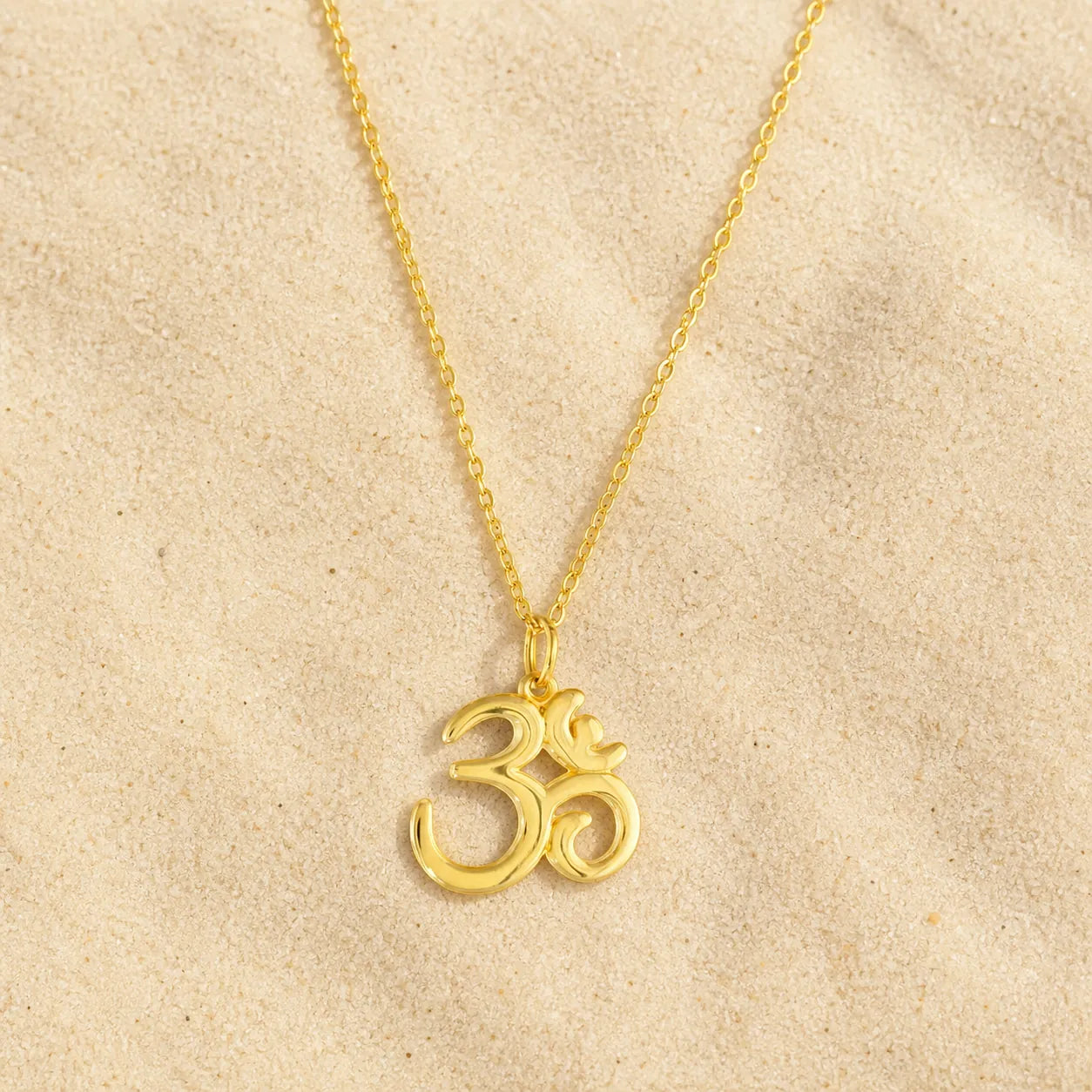 OM Halskette 925 Silber Vergoldet on light sand