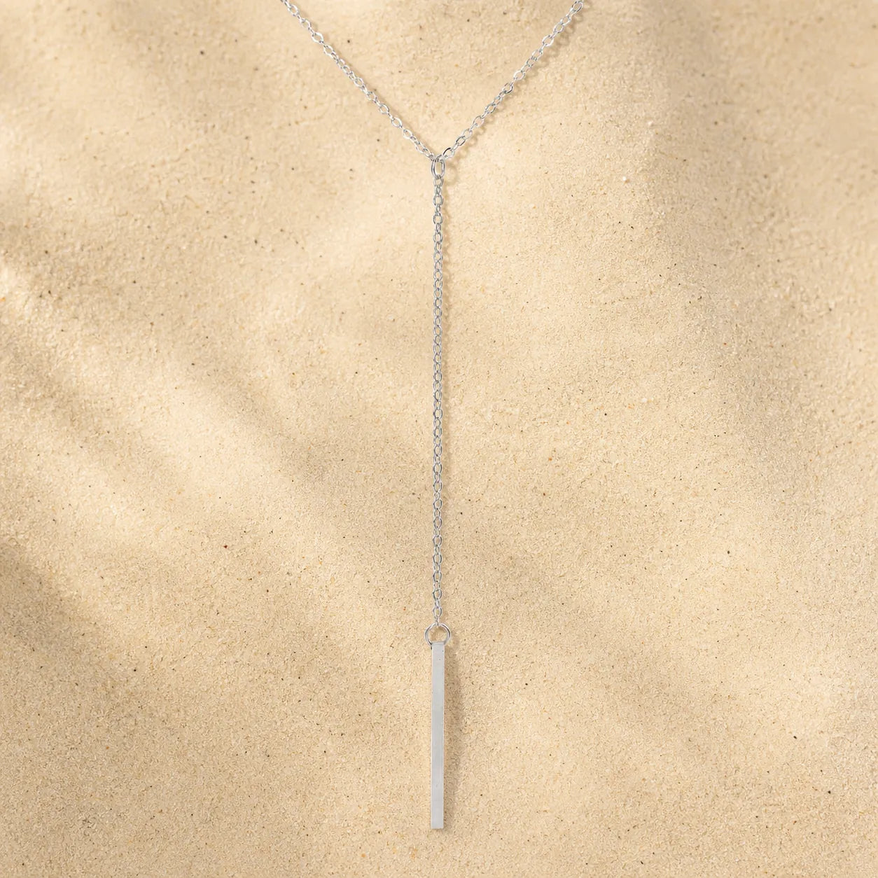 Y chain silver on light sand