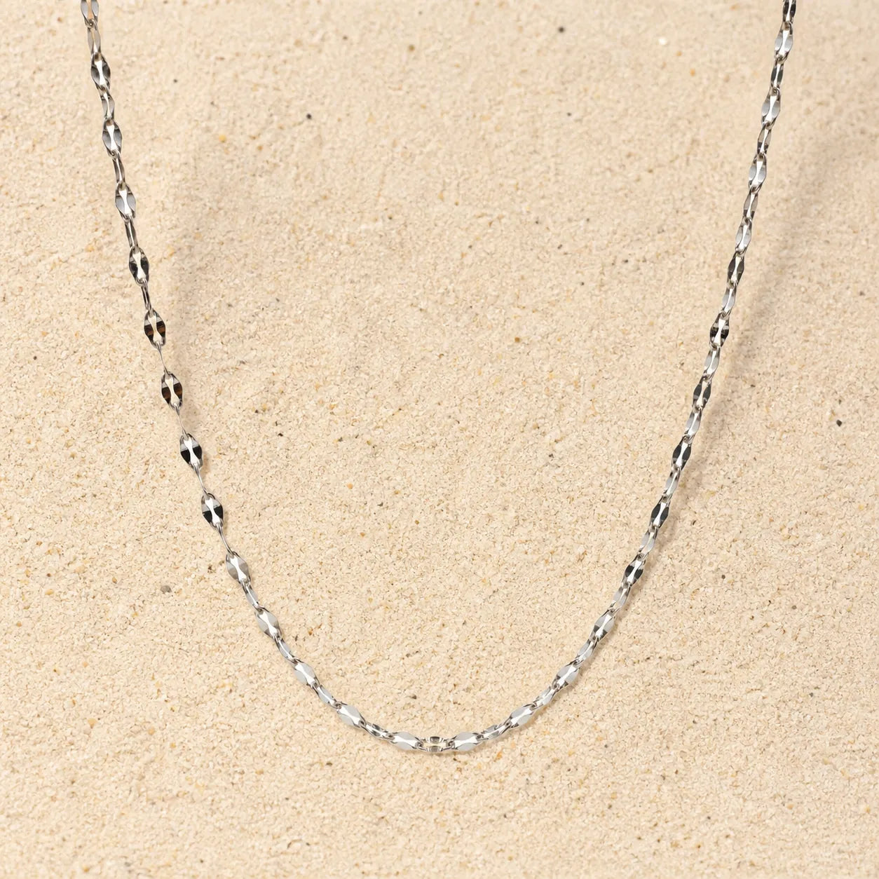 Choker silver on light sand