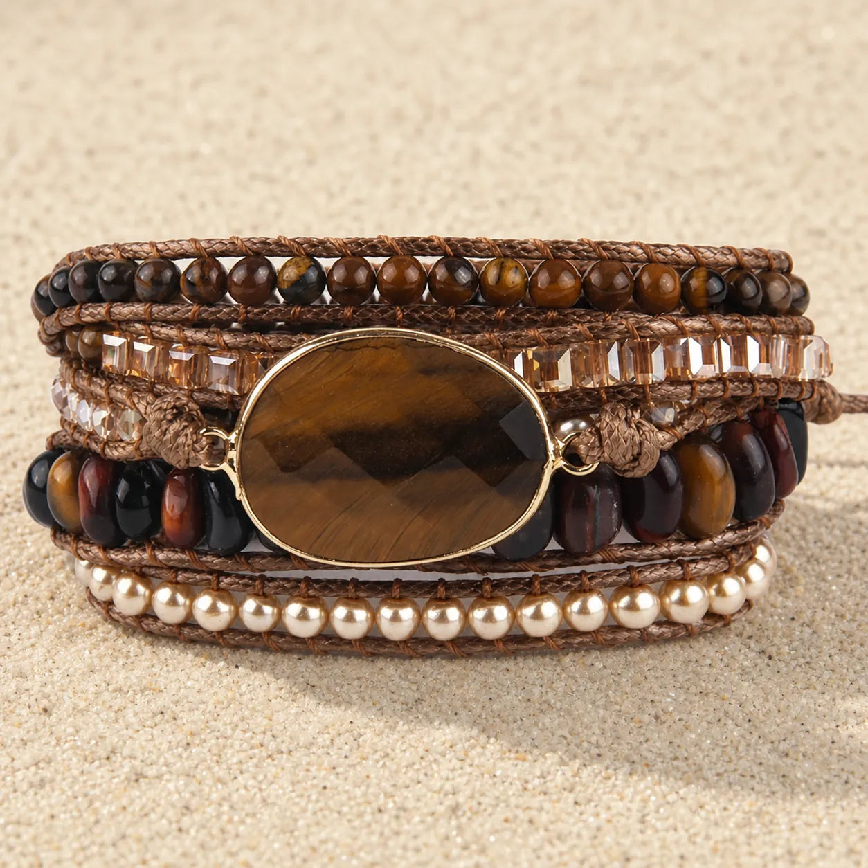 Zen-Garten Wickelarmband in Braun mit Edelstein-Statement auf hellem Sand