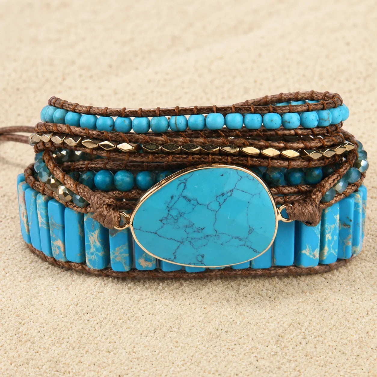 Zen-Garten Wickelarmband in Hellblau mit Edelstein-Statement on light sand